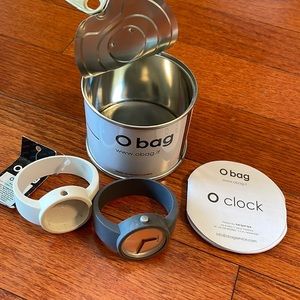 O clock with interchangeable white and gray bands